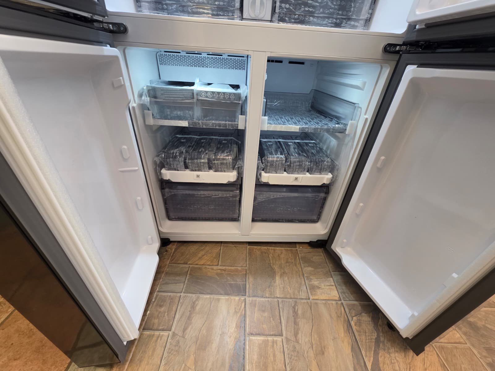 SAMSUNG BESPOKE 36" NEW OPEN BOX FAMILY HUB FRENCH DOOR REFRIGERATOR - Image 6