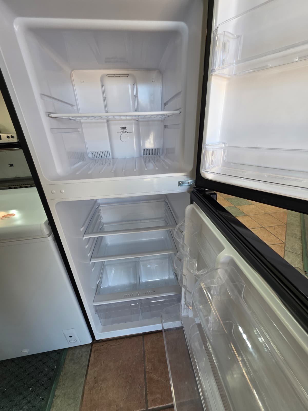 MAGIC CHIEF USED TOP FREEZER REFRIGERATOR WITH WARRANTY - Image 2