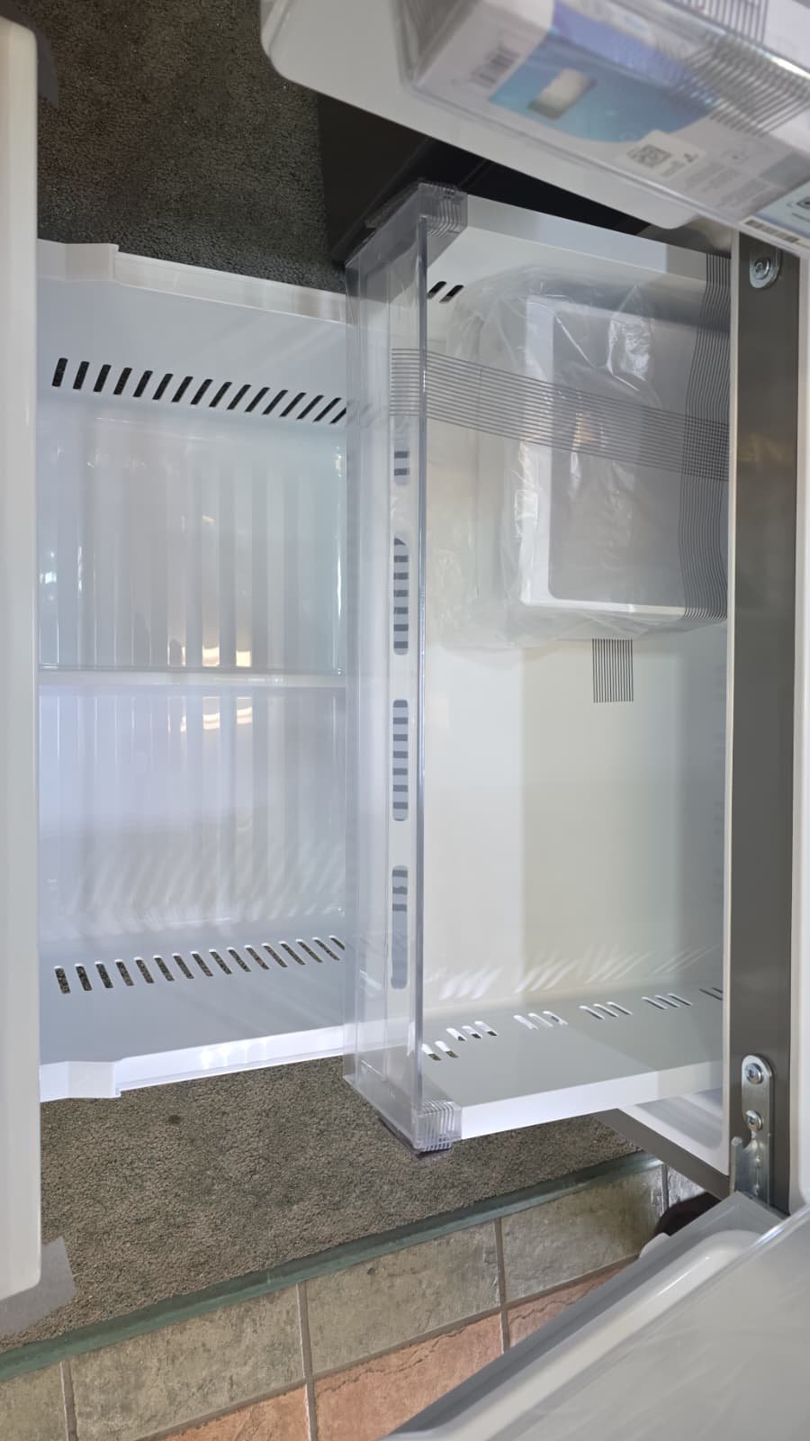 LG LF25H6330S New 25 Cu. Ft. French Door Refrigerator with Ice & Water Dispenser - Image 3