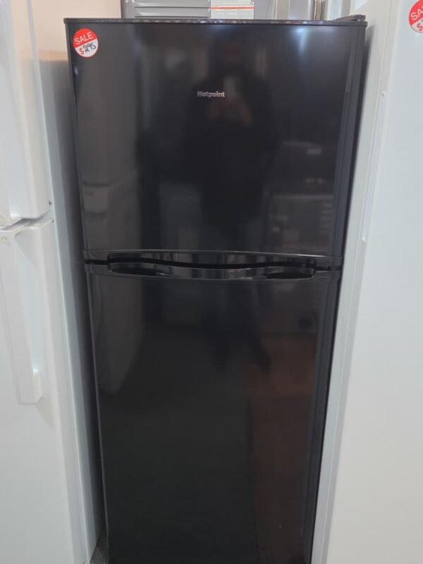 HOTPOINT USED TOP FREEZER REFRIGERATOR - BLACK