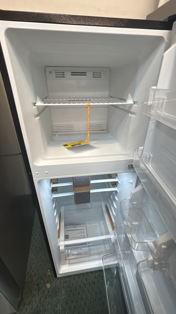 Vissani MDTF10BKES4 10.1 Cu. Ft. Top-Freezer Refrigerator - Image 2