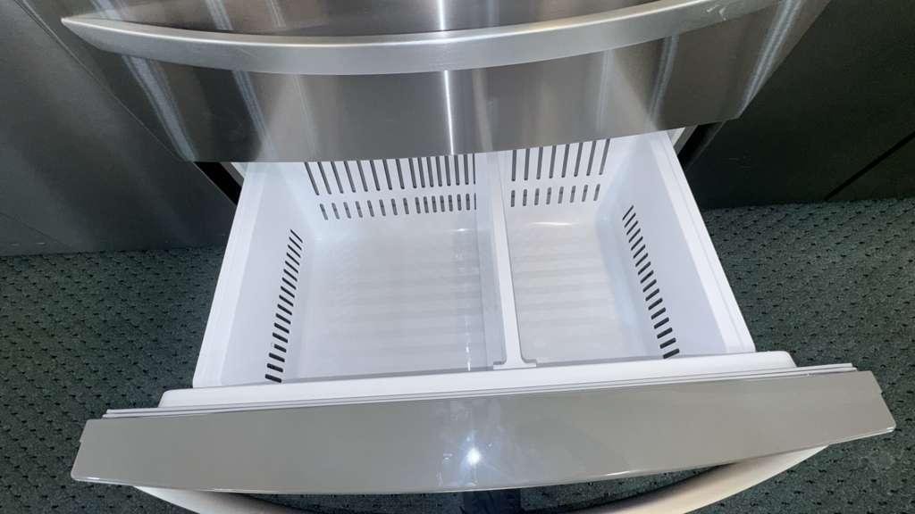 LG LMWS29626S 29 Cu. Ft. 4-Door French Door Refrigerator with Double Freezer - Image 3