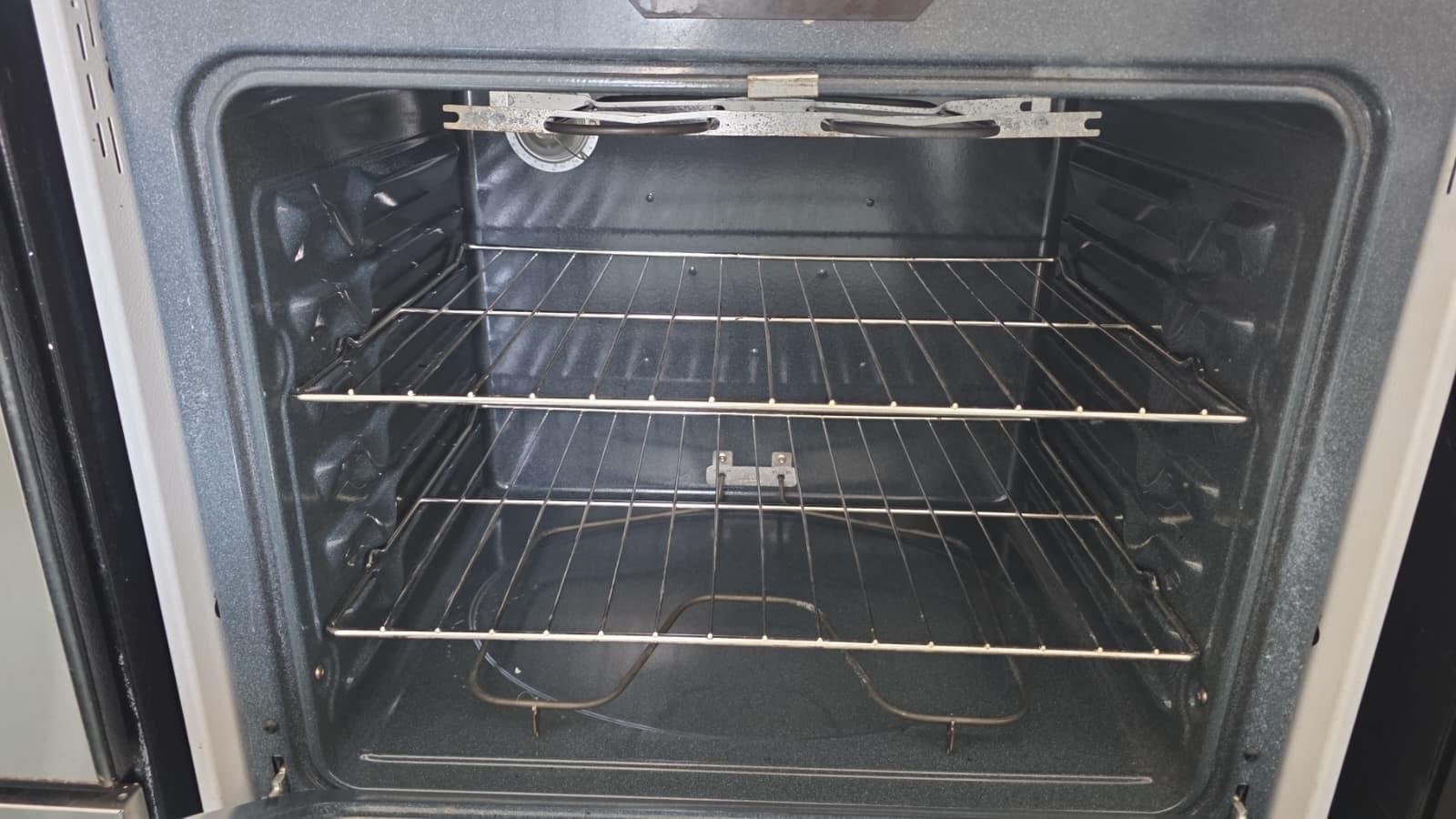GE JBS60DK4WW 30" Free-Standing Electric Range – White - Image 2