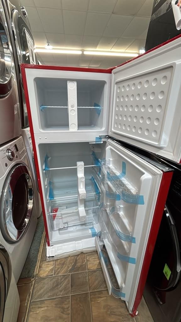 Vissani 3.2 Cu. Ft. Compact Refrigerator - Image 2