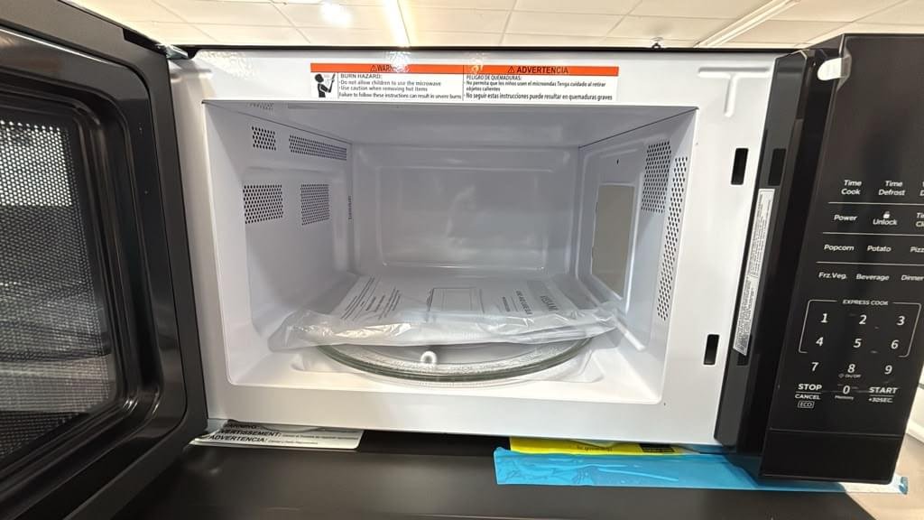 Vissani EM0P042KVBCL Countertop Microwave - Image 2